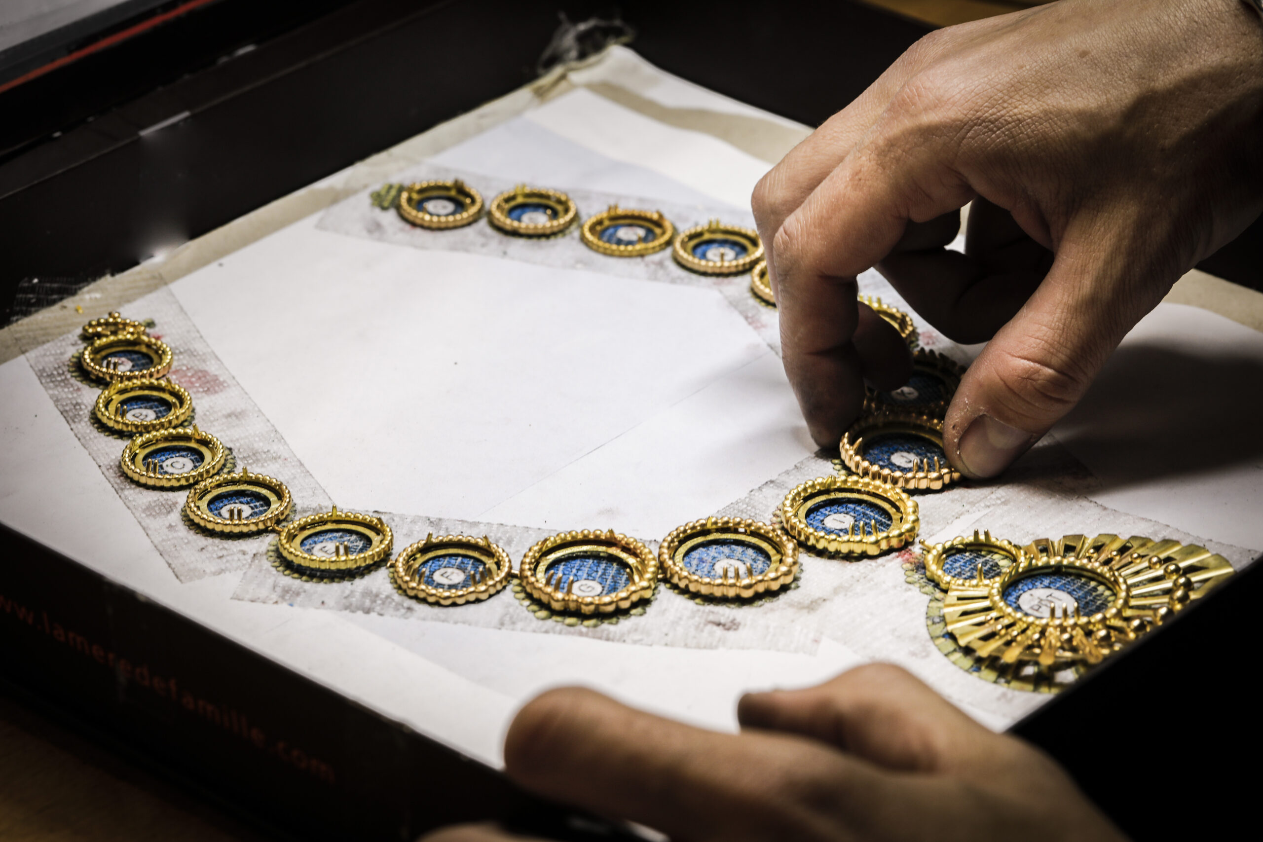 Jo_04- Travail de joaillerie sur la pièce en blanc. / Jewelry work on the gold structure.