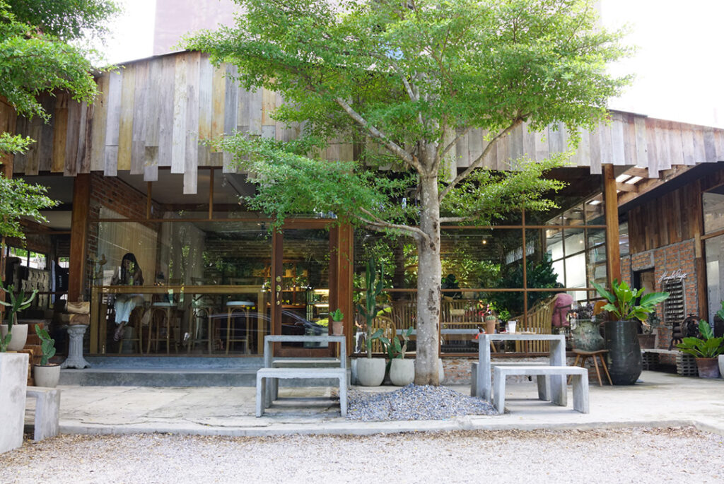 บริเวณด้านหน้าร้าน Hang & Craft คาเฟ่เชียงใหม่ ซอยนิมมานเหมินทร์ 11