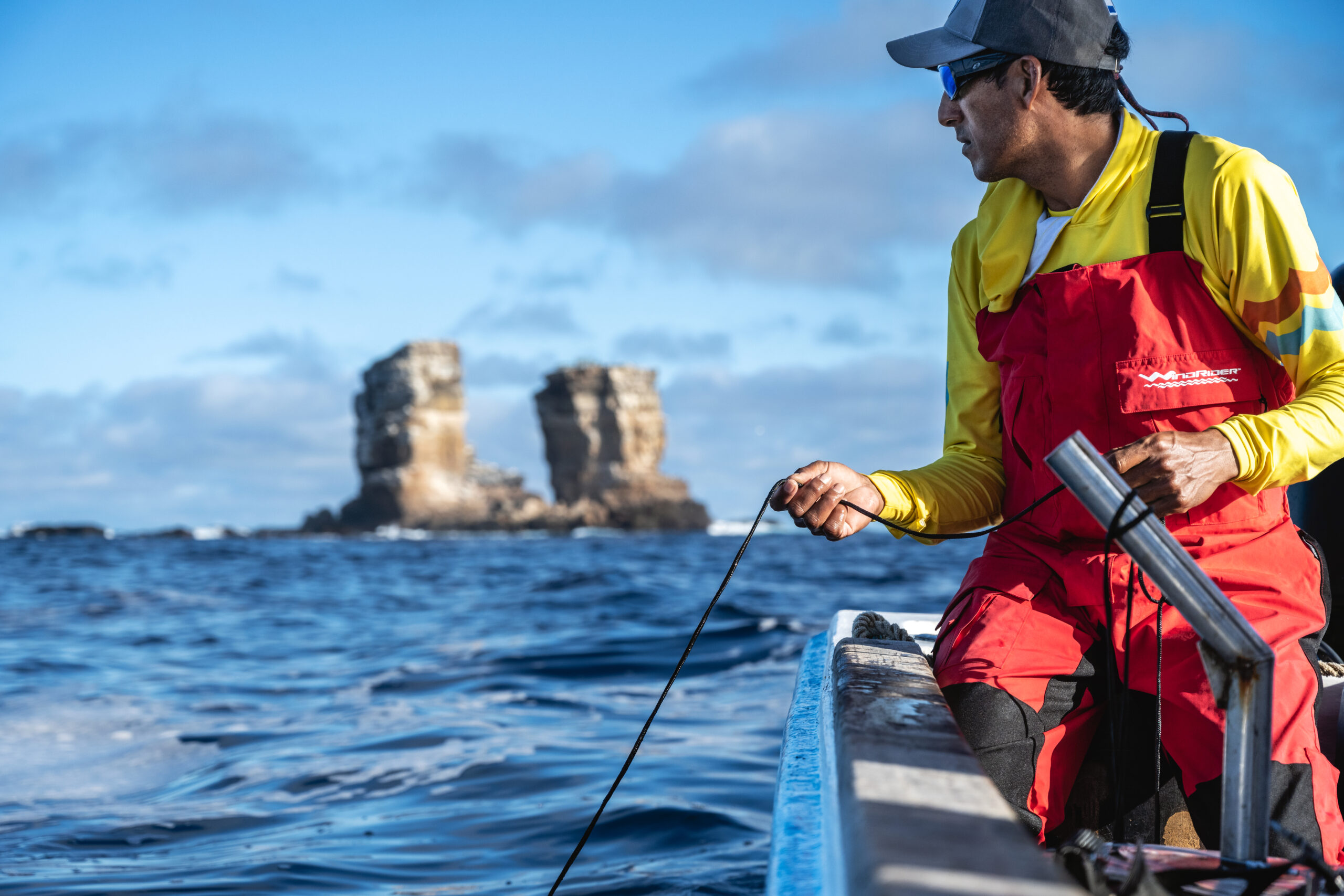 Manuel Yepez, conservationist and Mission
Blue co-Champion for the Galápagos Islands
Hope Spot, attempts to trap and tag a tiger
shark near the famous Darwin’s arch.
