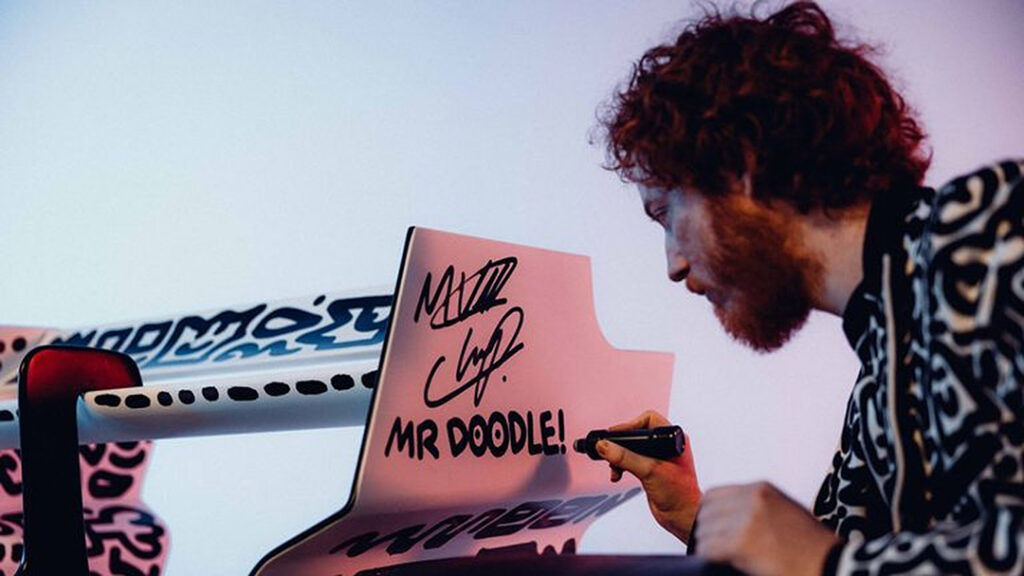 Mr. Doodle  หรือ Sam Cox ศิลปินชาวอังกฤษ โด่งดังมาจากการลงมือเพนต์ Pop-up Store ของ Apple Hear