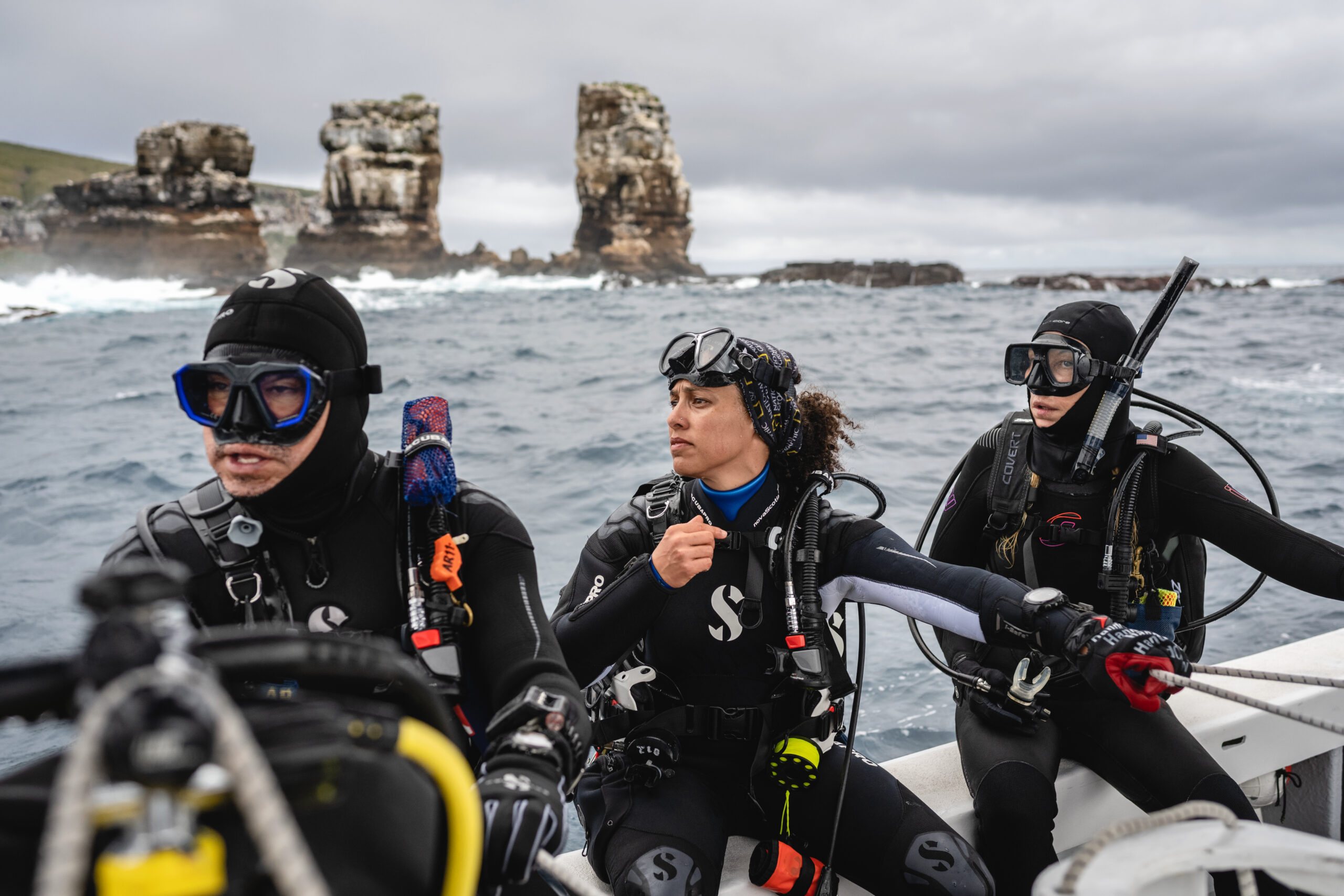 Salome Buglass (centre), marine scientist at
the Charles Darwin Research Station, and
colleagues prepare for a dive during the
Mission Blue Galápagos expedition in 2022.