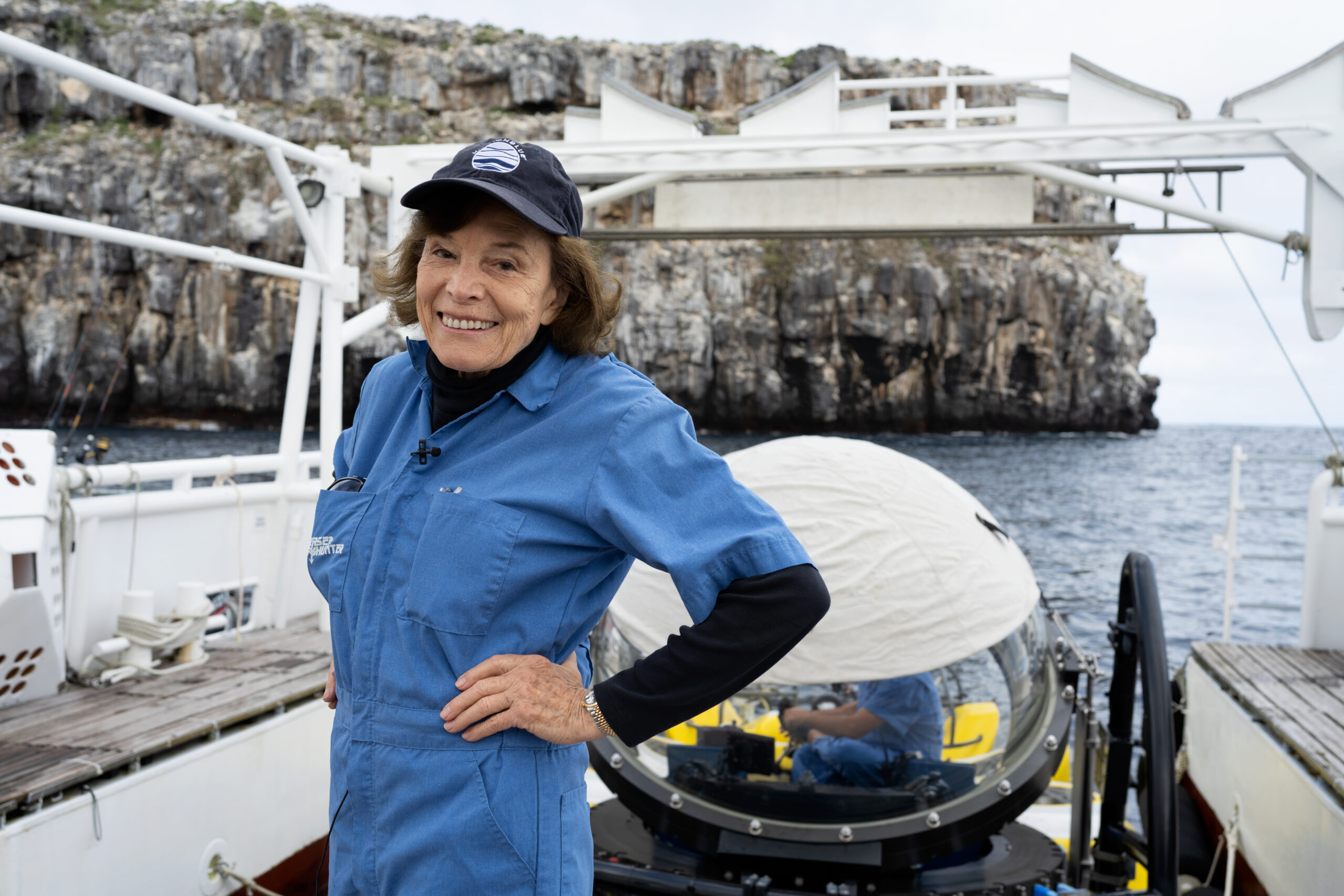 Sylvia Earle, Rolex Testimonee and founder of
Mission Blue, in front of the DeepSee
submersible. In 2022, she led an expedition
to the Galápagos Islands Hope Spot.