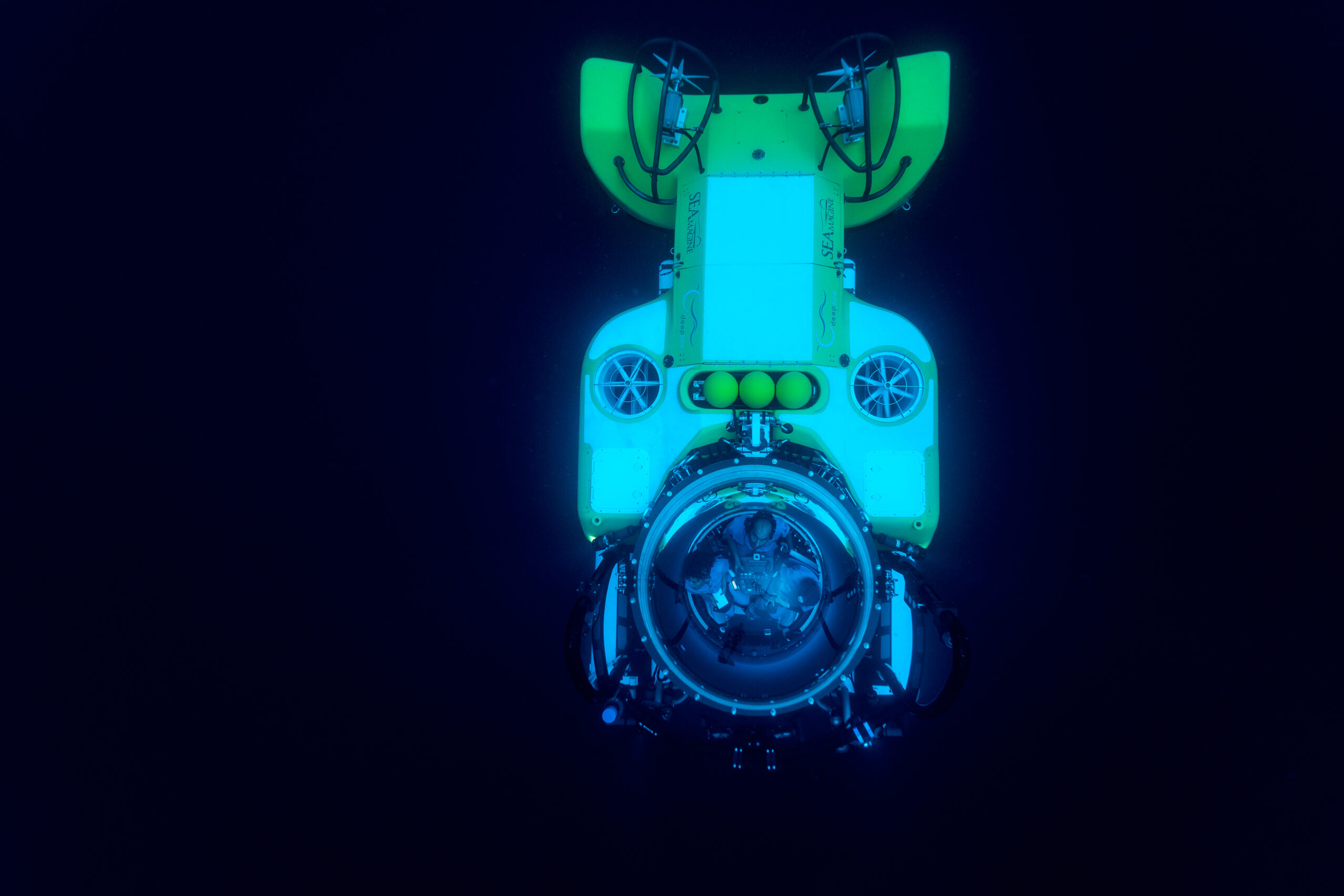 Sylvia Earle and Salome Buglass descend in
the DeepSee submersible in search of deep
sea kelp that may be new to science, during
the Mission Blue Galápagos expedition in
2022.