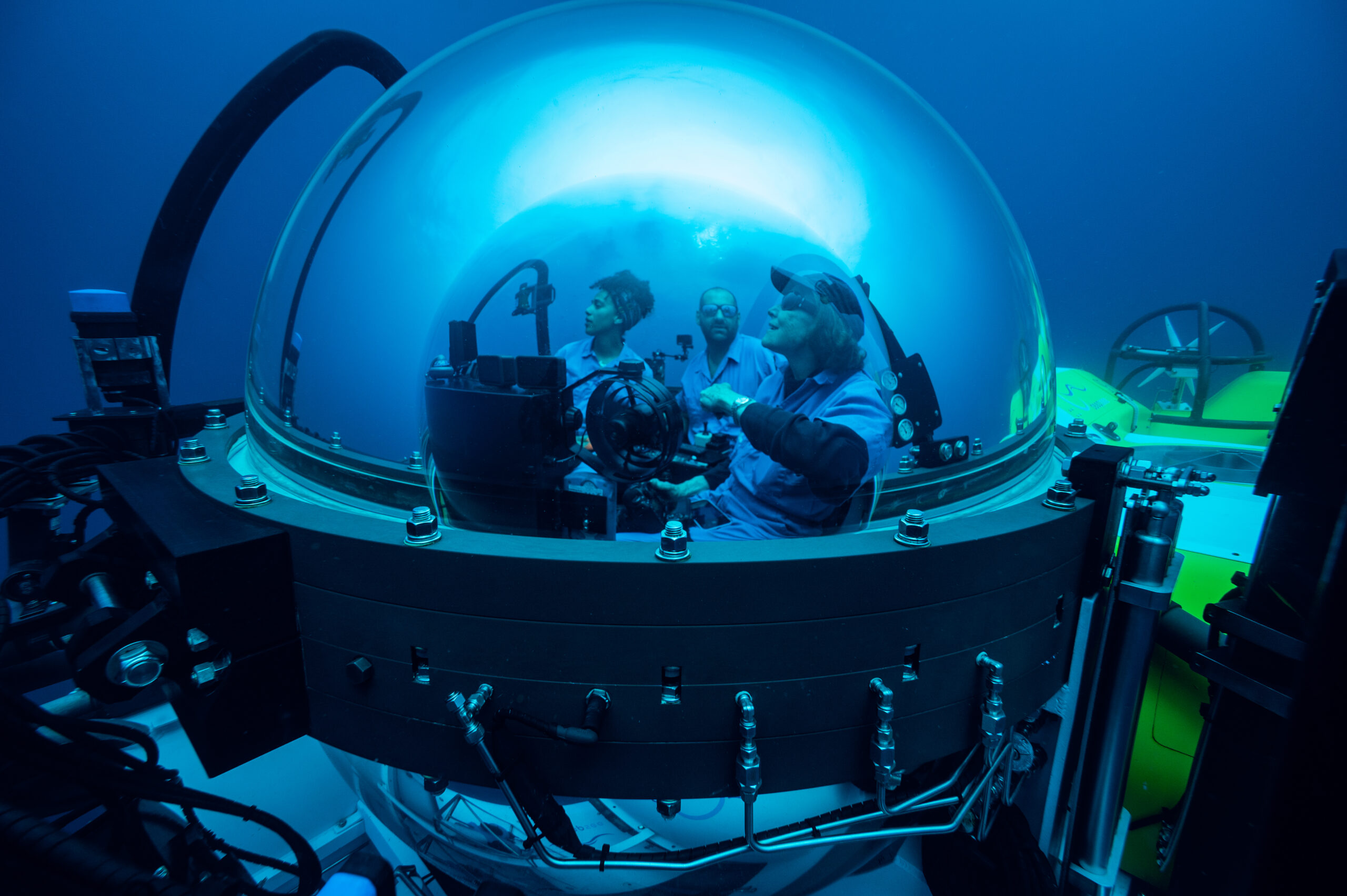 Sylvia Earle and Salome Buglass descend in
the DeepSee submersible in search of deep
sea kelp that may be new to science, during
the Mission Blue Galápagos expedition in
2022.
