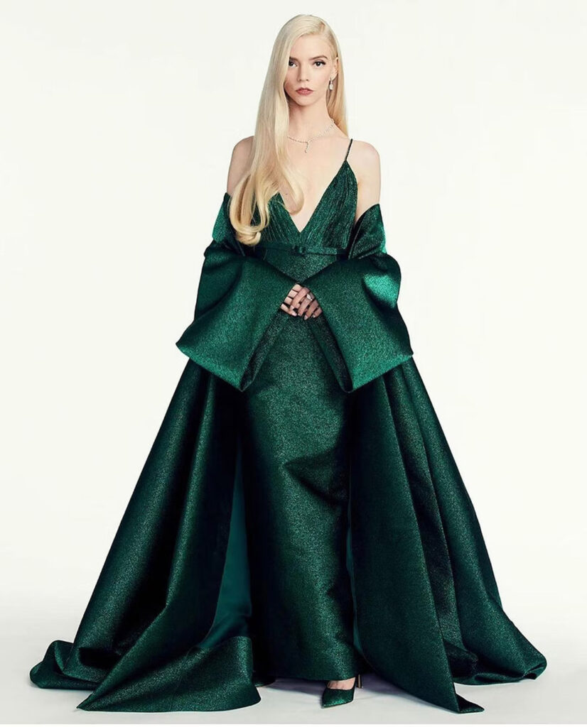 อันยา เทย์เลอร์-จอย ในเดรสโอตกูตูร์จาก Dior ที่งานลูกโลกทองคำปี 2021