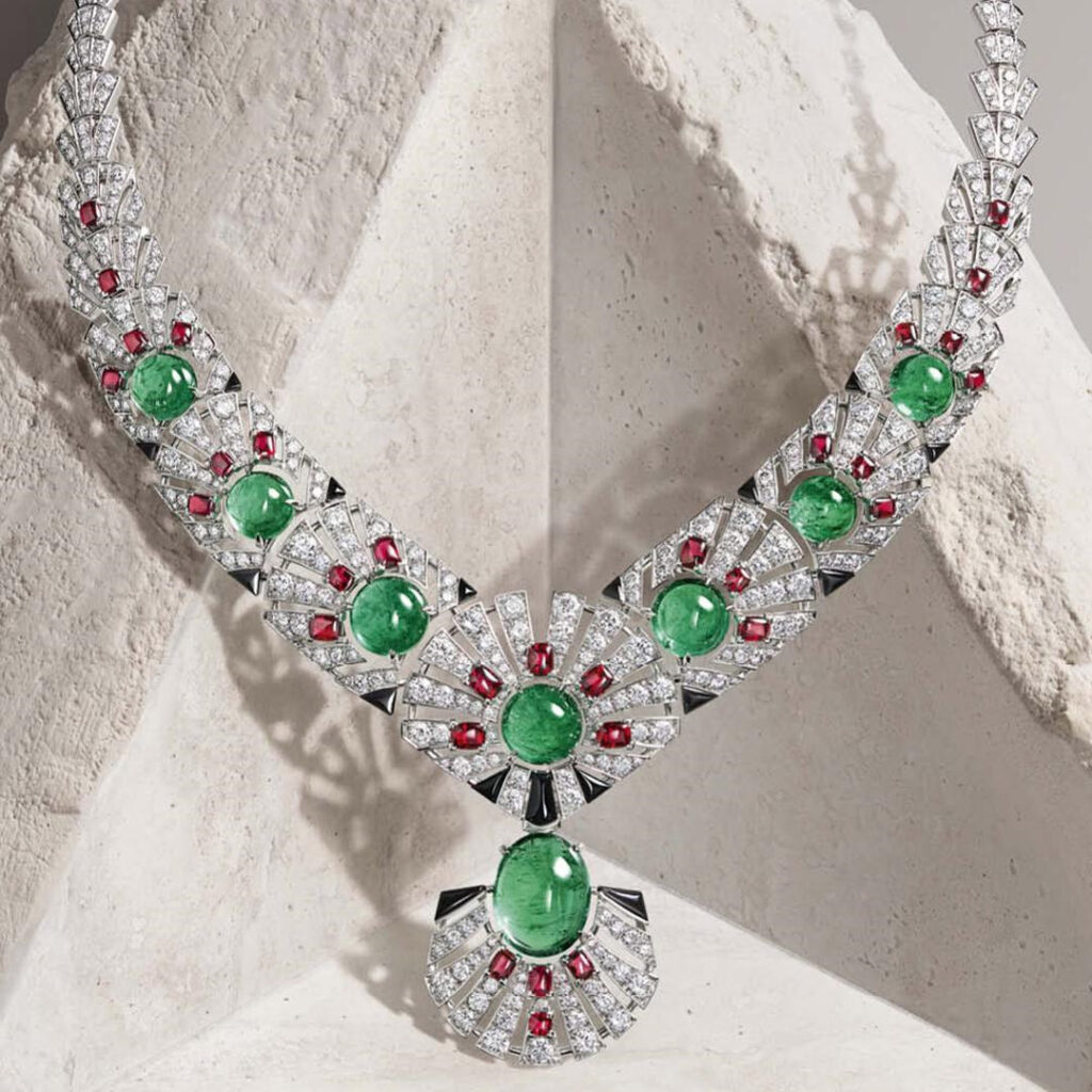 Cartier Beautés du Monde Obi Necklace สร้อยคอประดับมรกตแซมเบียทรงเบี้ยหลังเต่า 12.53 กะรัต
