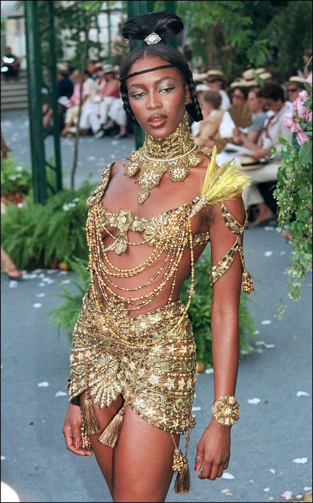 Naomi Campbell ในเดรสโอตกูตูร์ Fall-Winter 1997 โดย John Galliano