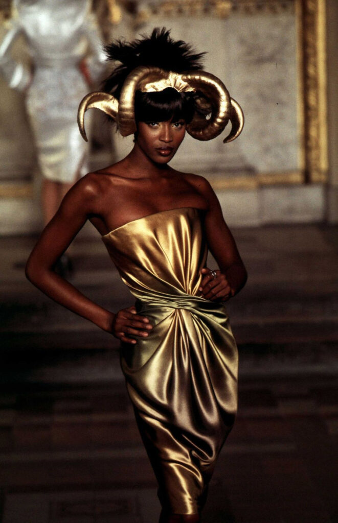 Naomi Campbell ในผลงานของ Alexander McQueen ที่ Givenchy ปี 1997