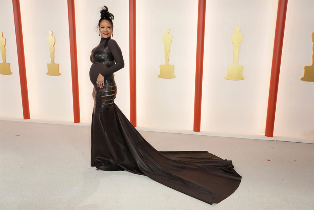 Rihanna สวมเดรส Alaïa