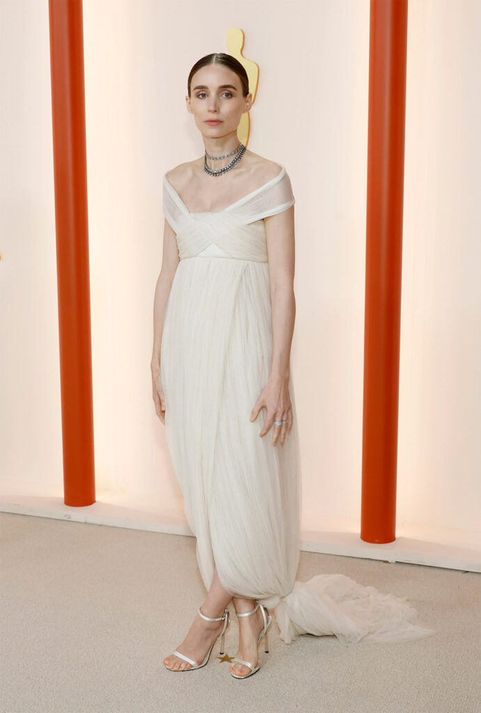 Rooney Mara กับเดรสผ้าชีฟองบางเบาจากหนึ่งในคอลเล็กชั่นที่ดีที่สุดในชีวิตของ Alexander McQueen ‘The Girl Who lived in a Tree’