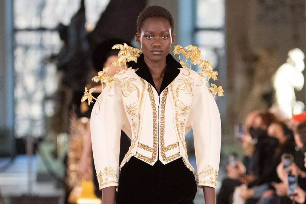แจ็กเก็ตประดับปาล์มทองคำจาก Schiaparelli Haute Couture Spring-Summer 2022
