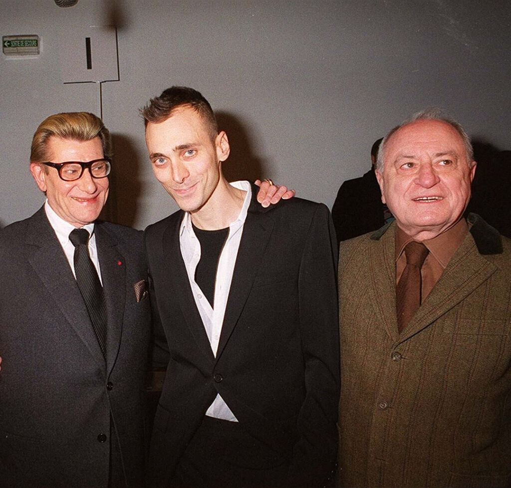 Yves Saint Laurent (ซ้าย) Hedi Slimane (กลาง) และ Pierre Berge (ขวา)