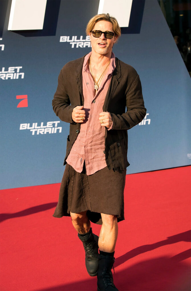 Brad Pitt ใส่กระโปรงผ้าลินินสีน้ำตาลในงานฉายรอบปฐมทัศน์ของภาพยนตร์ Bullet Train