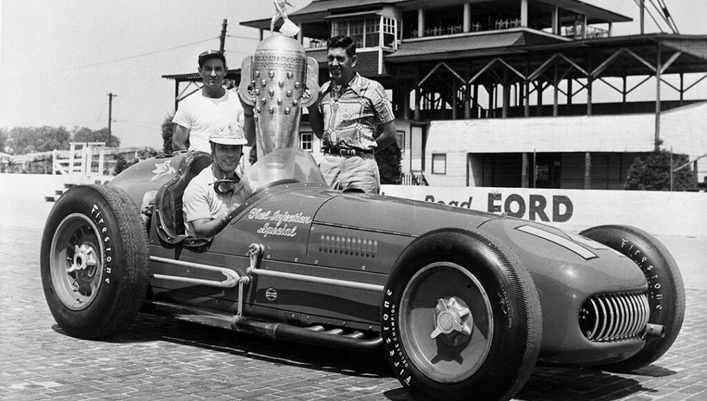 Bill Vukovich ขับ Kurtis Kraft Fuel Injection Special No. 14 เข้าเส้นชัยเป็นคันแรกในการแข่งขัน Indy 500 ที่อินดีแอน่าที่ได้ชื่อว่าเป็นสนามที่ร้อนที่สุด