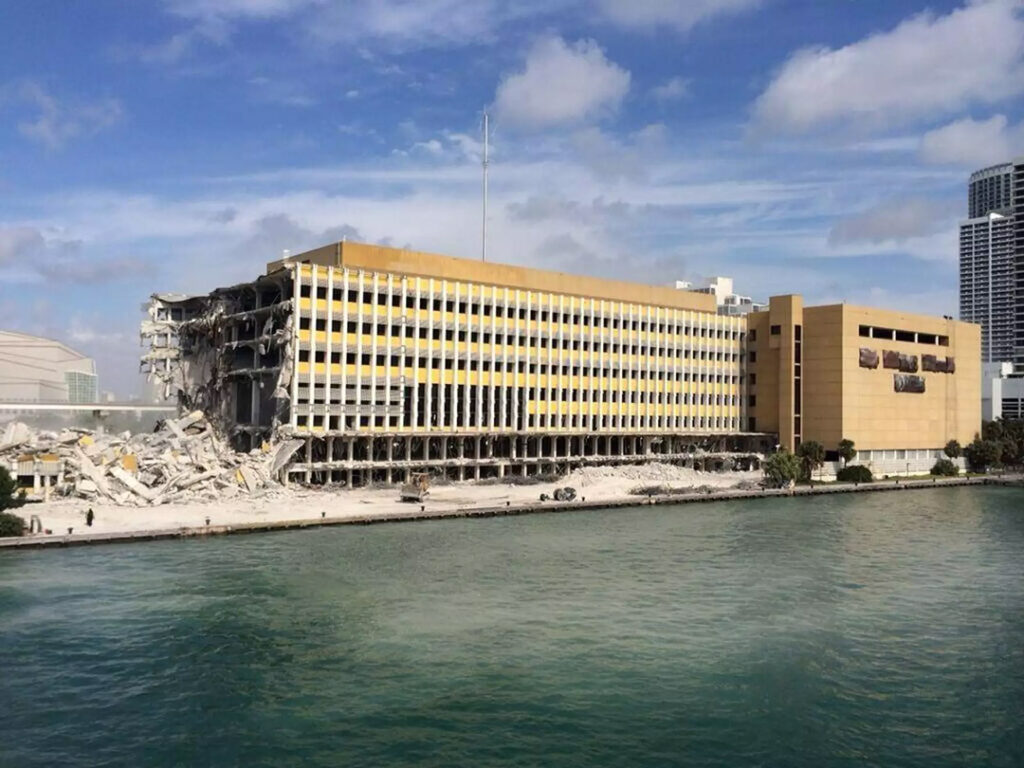 ตึก Miami Herald โดนทุบทิ้งในปี 2014