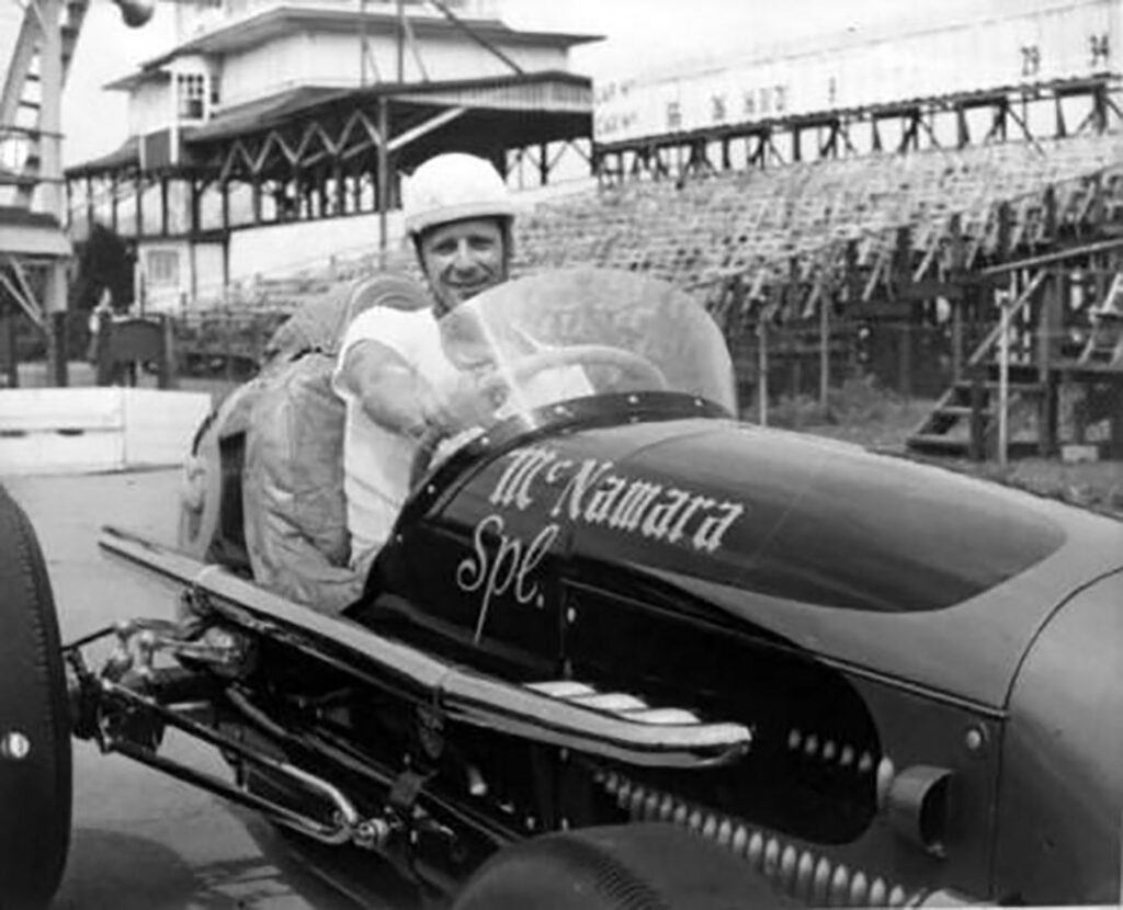 Carl Scarboroughs กับรถคู่ใจ McNamara Special ก่อนเสียชีวิตจากอากาศร้อนจัดในการแข่งขันเมื่อปี 1953 