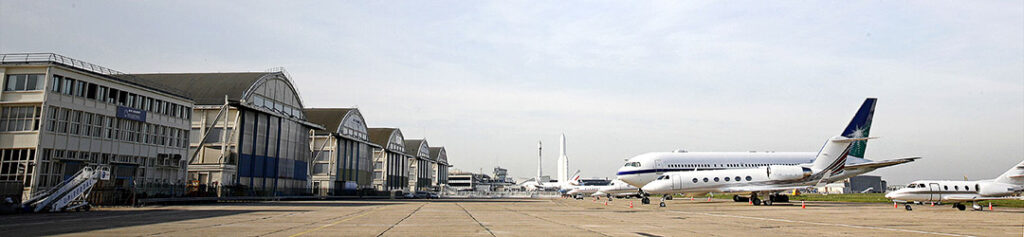 สนามบิน Paris-Le Bourget สถานที่จัดโชว์ Spring-Summer 2023 ของ Jacquemus