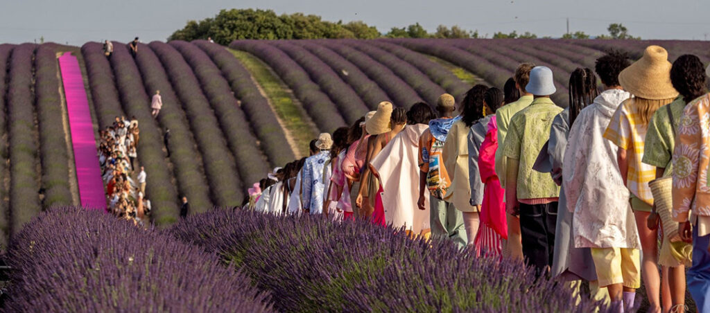 Le Coup De Soleil คอลเล็กชั่น Spring 2020 ที่ Jacquemus ไปเดินกลางทุ่งลาเวนเดอร์ในเมืองโปรวองซ์