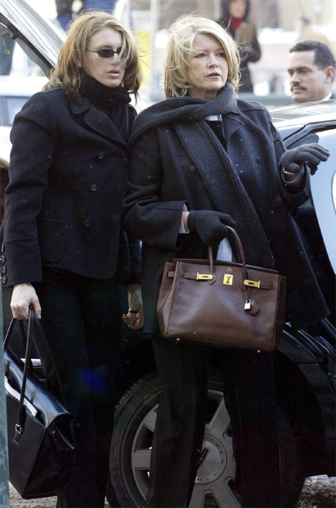 มาร์ธา สจ๊วต และอเล็กซิส บุตรสาวถือกระเป๋า Hermès ไปขึ้นศาลในนิวยอร์กเมื่อปี 2004