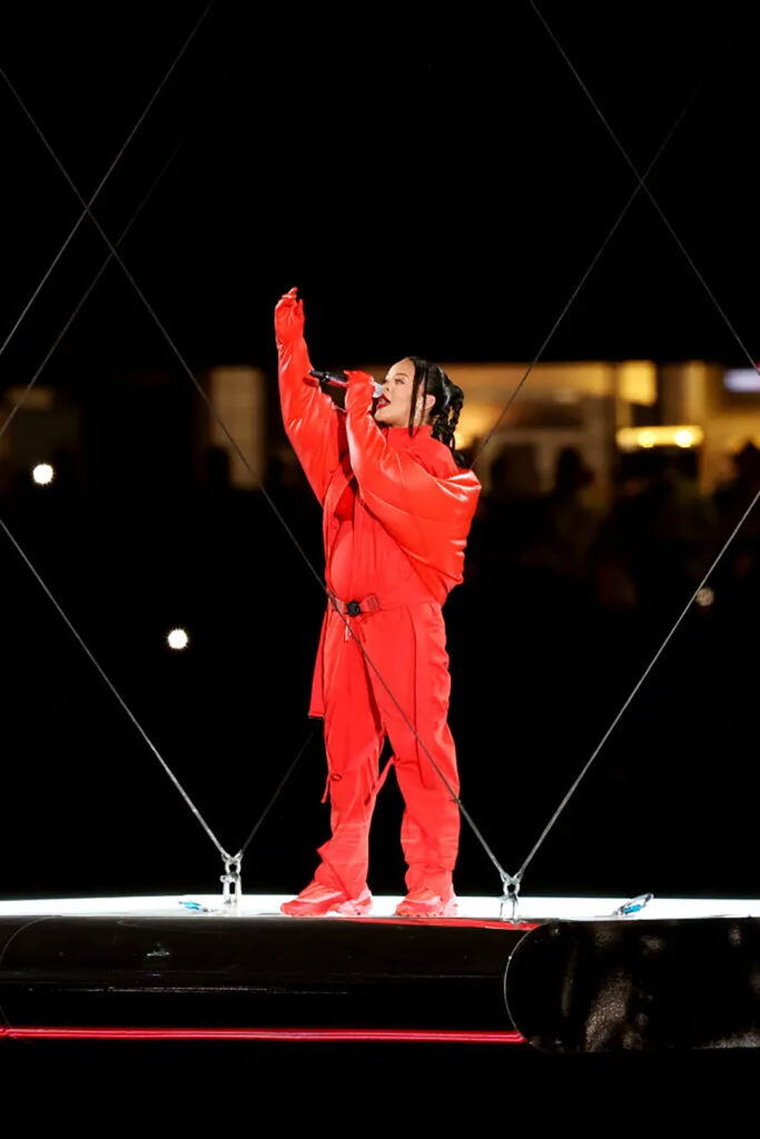 Rihanna สวม Salomon ที่ Super Bowl 2023