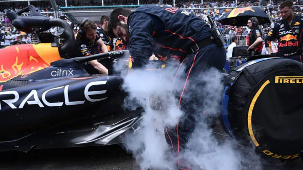 ช่างทีม Red Bull รีบโปะน้ำแข็งแห้งให้รถแข่ง