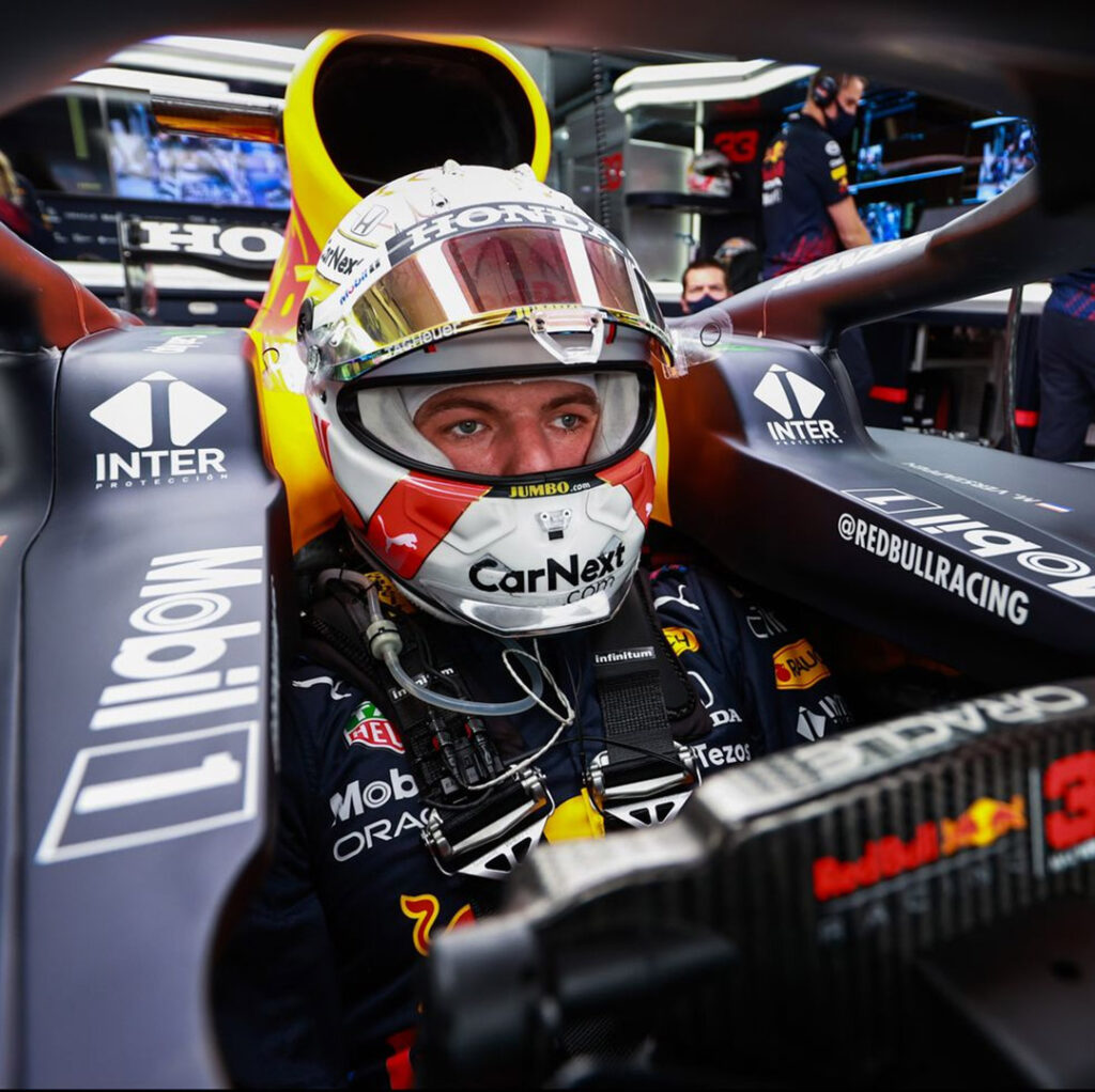 Max Verstappen แชมป์ฟอร์มูล่าวันจากทีม Red Bull เตรียมออกสตาร์ทในห้องคนขับที่ทั้งเล็ก แคบและร้อนถึง 50-60 องศาเซลเซียส