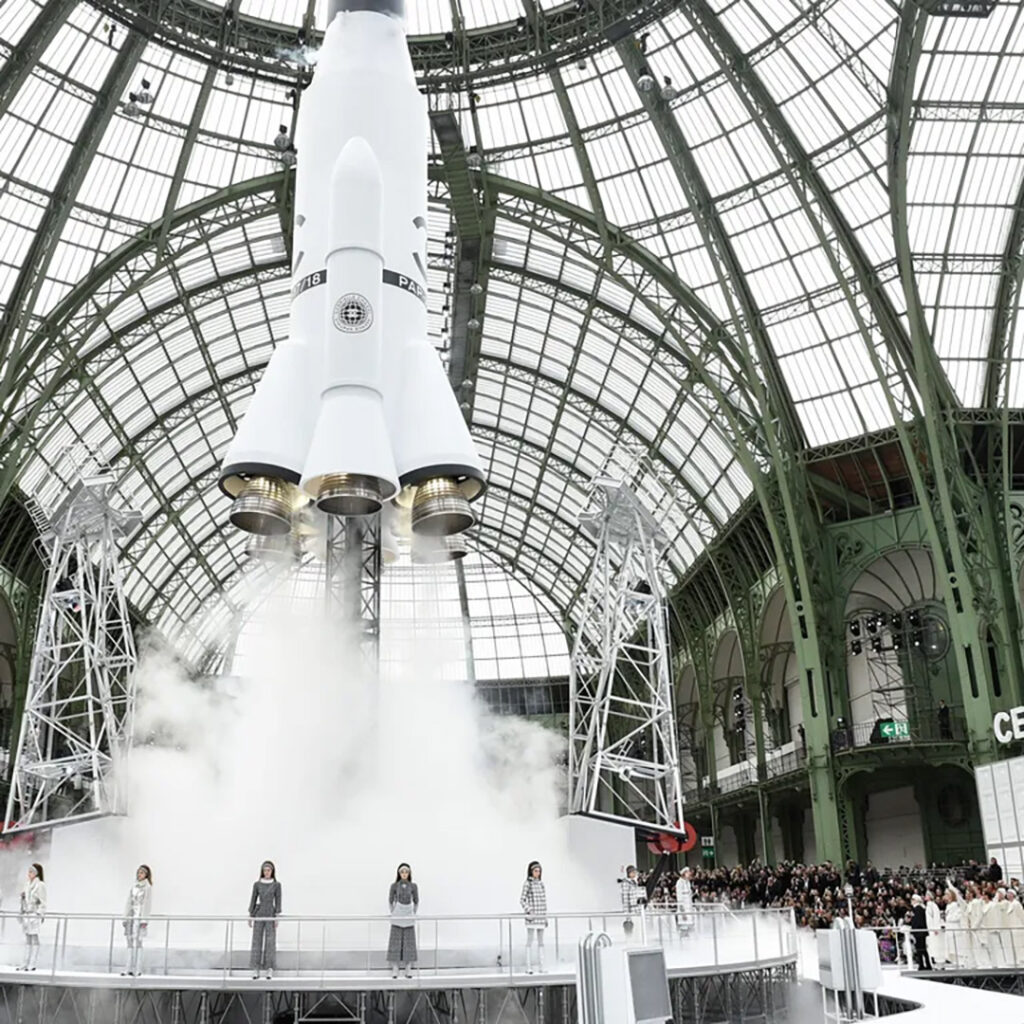 Chanel Rocket สูง 35 เมตร และลอยเหนือพื้น 10 เมตร กลายเป็นภาพจำมาจนทุกวันนี้ในแฟชั่นโชว์ฤดูใบไม้ร่วง 2017 