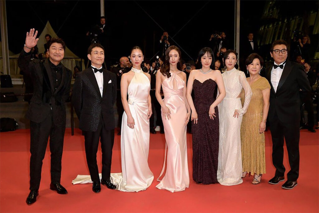 ทีมนักแสดงหนังเรื่อง Cobweb เปิดตัวที่คานส์ (จากซ้าย) ซงคังโฮ, โอจองเซ, จอนยอบิน, คริสตัล, อิมซูจอง, จางยองนัม, พักจองซู และผู้กำกับ คิมจีอุน 