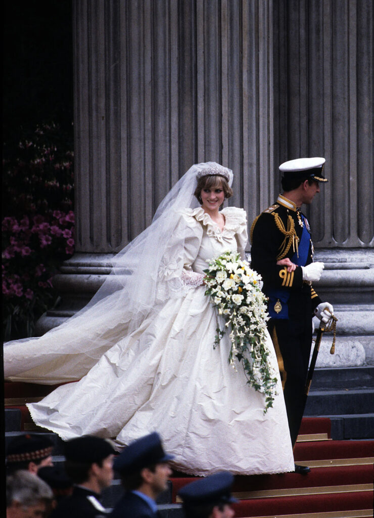 ไดอาน่าและชาร์ลส์ เจ้าชายแห่งเวลส์ในพิธีเสกสมรสเมื่อปี 1981