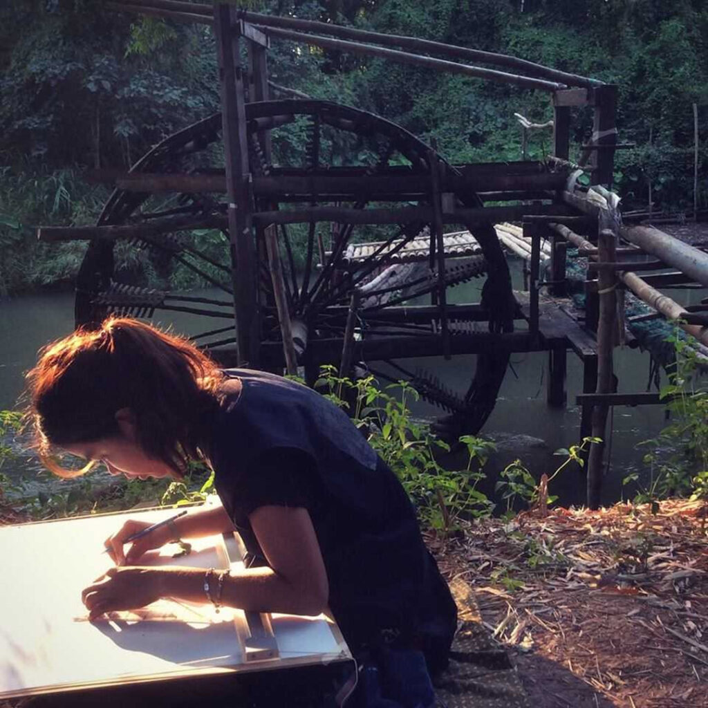 อาริยา เวชโพธิ์ อาสาสมัคร VERNADOC กำลังร่างภาพระหัดวิดน้ำลำตะคอง อ.สีคิ้ว โคราช ภาพโดย สุดจิต เศวตจินดา (สนั่นไหว) ปี 2014