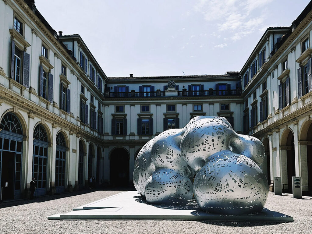 Nomadic Padillon กลางลานกว้างที่ Palazzo Serbelloni ประติมากรรมที่เข้าไปเดินเหยียบได้ ฝีมือสถาปนิกชาวฝรั่งเศส Marc Fornes