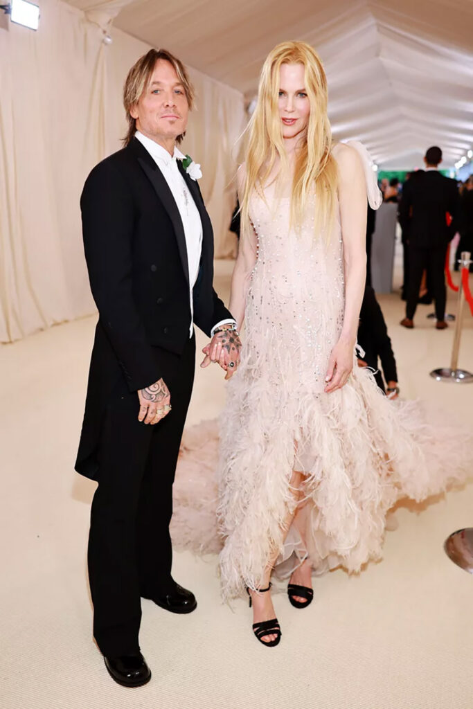 Nicole Kidman กับเดรสประดับขนนกกระจอกเทศสีชมพูอ่อน ตัวเดียวกับที่เธอเคยใส่ถ่ายโฆษณาน้ำหอม Chanel No.5 ในปี 2004 ที่ Baz Luhrmann กำกับ