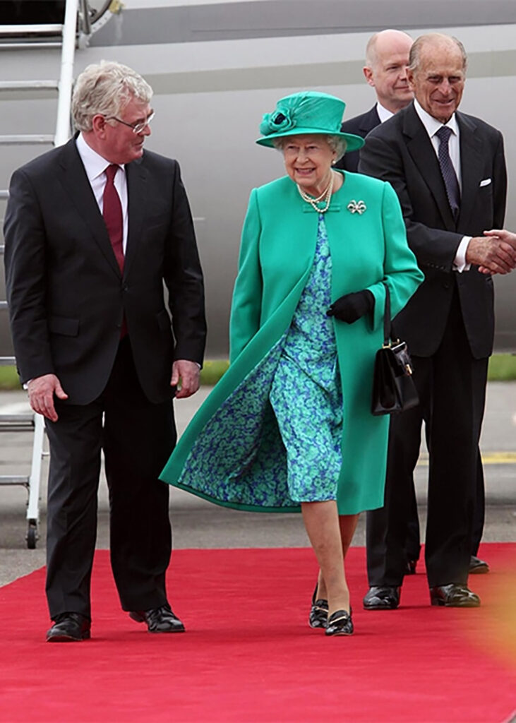 ควีนเอลิซาเบธที่ 2 ประมุขสหราชอาณาจักรองค์แรกที่เยือนไอร์แลนด์ในรอบ 100 ปี ในชุดสีเขียว สีประจำชาติไอร์แลนด์