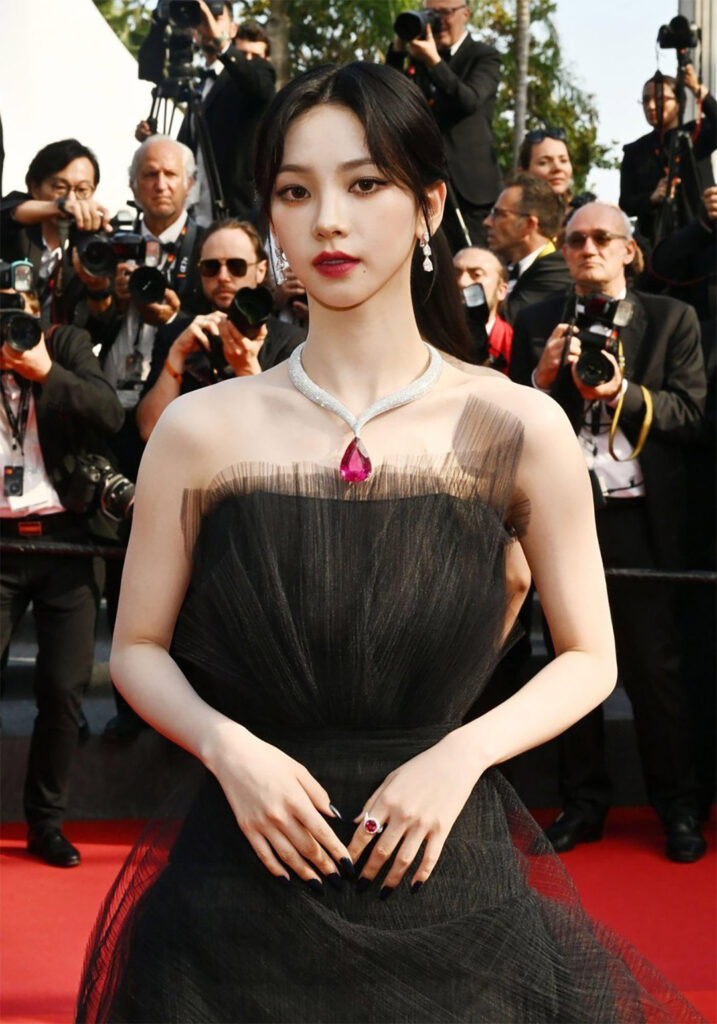 คาริน่าสวมเดรสเกาะอกผ้าทูลล์สสีดำจากแบรนด์เกาหลี Choi Jae Hoon