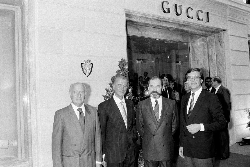 ลูกหลานผู้บริหาร Gucci จากซ้าย โรแบร์โต, จอร์โจ และมอริโซ กุชชีในวันเปิดบูติกที่ปารีส เมื่อ 21 กันยายน ปี 1983