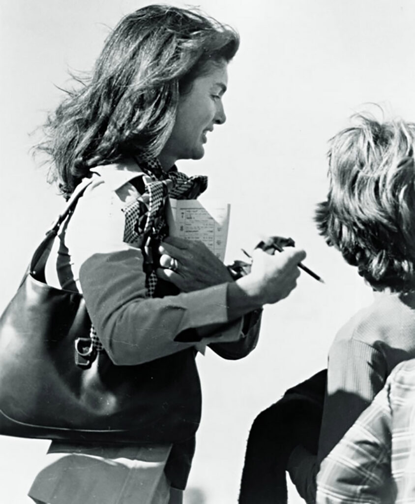 กระเป๋า Jackie O’ สะพายโดยแจ็กเกอลีน โอนาสซิสในยุค 1970