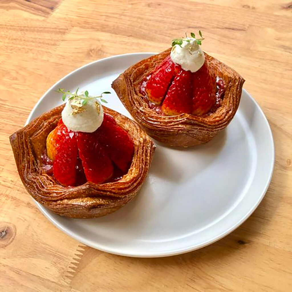 Strawberry Danish Tart ไส้ Almond Cake และ Homemade Strawberry Sause