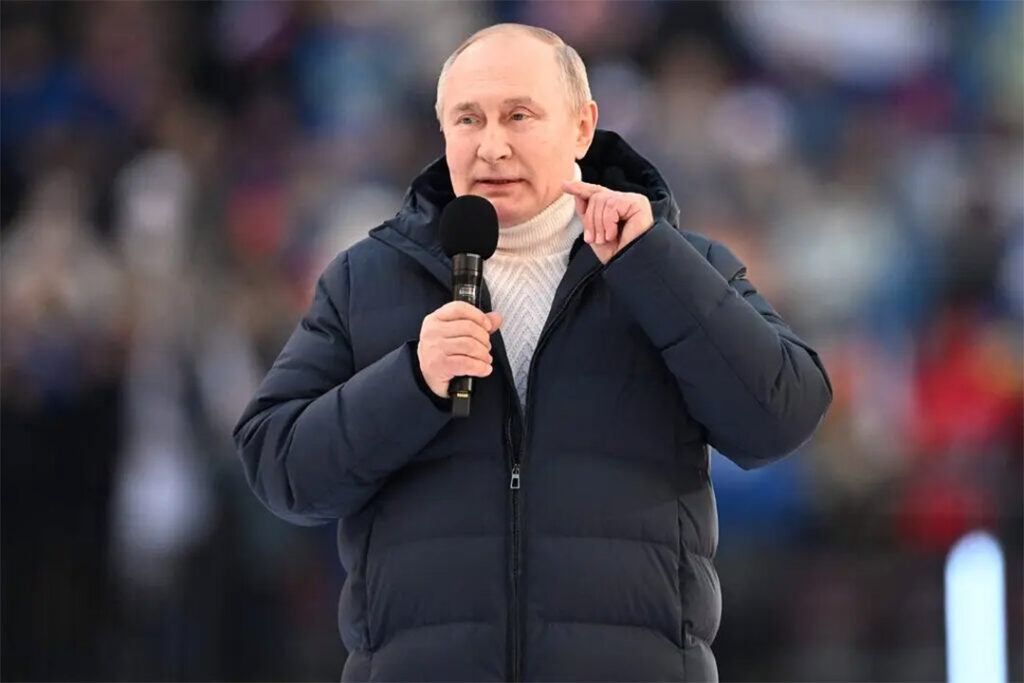 ปูตินใส่เสื้อกันหนาวราคา 4.9 แสนบาทกับสเว็ตเตอร์คอเต่าราคา 1 แสนบาทอธิบายเหตุผลที่รัสเซียบุกยูเครนต่อหน้าชาวรัสเซียนับแสนคน