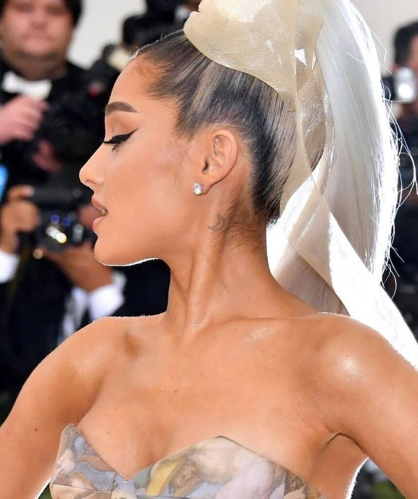 รอยสักรูปพระจันทร์เสี้ยวของ Ariana Grande