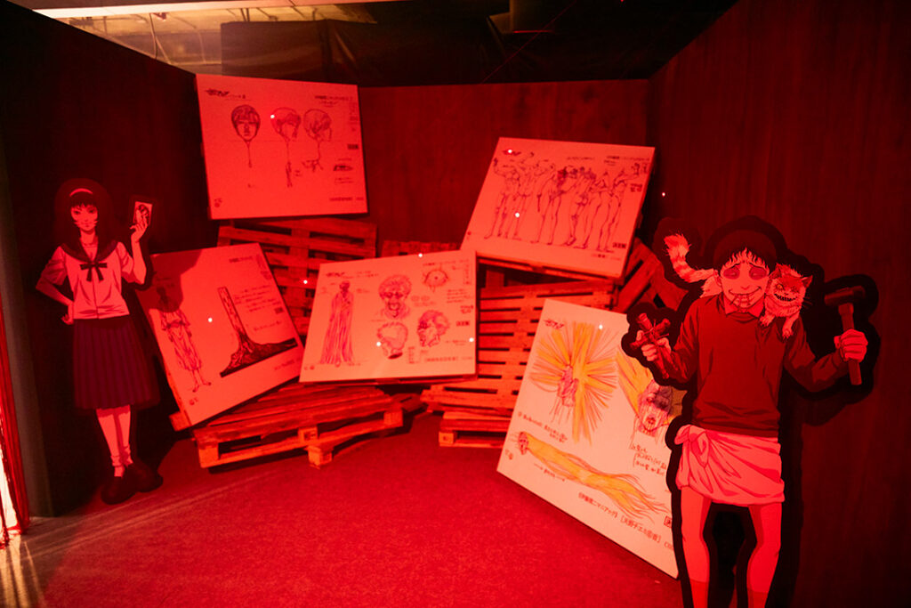 บรรยากาศของนิทรรศการในส่วนของ Exhibition กับสองตัวละครยอดฮิตของอ.จุนจิ อิโต้