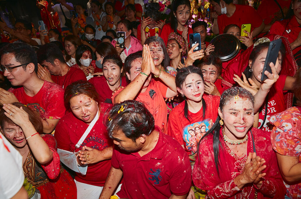 คลื่นพลังศรัทธาภายใต้เครื่องนุ่งห่มสีแดง