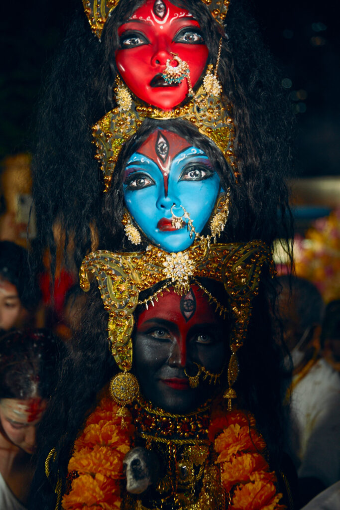 ภาพโคลสอัปของผู้ศรัทธาในรูปลักษณ์ของพระแม่กาลี ราวกับอาภรณ์เป็นการโอบกอดแห่งทวยเทพ